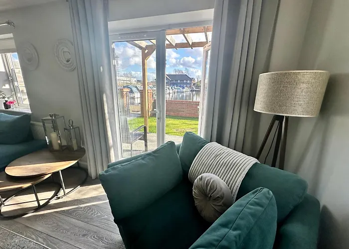 Spacious 4br House With Canal Views & Garden * Manchester