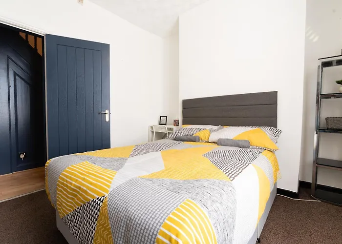 Сasa de vacaciones Warden Home-9 Guests-4 Bedrooms-near Etihad Stadium & Co-op Arena-100 - Near Train Station & Bus Station Mánchester