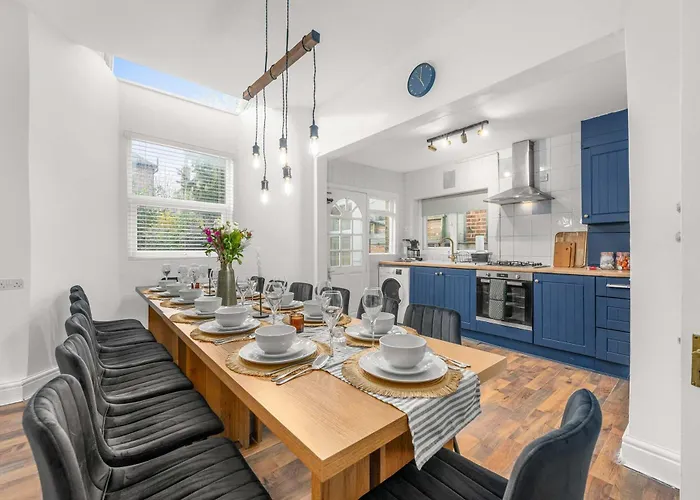 Luxury 5 Bed 10 Min To Airport Sleeps 14 Vakantiehuis