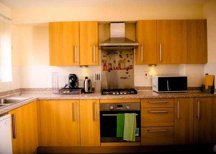 Semesterbostad House - Sleeps 7 - Parking - 10min Drive To Centre Manchester