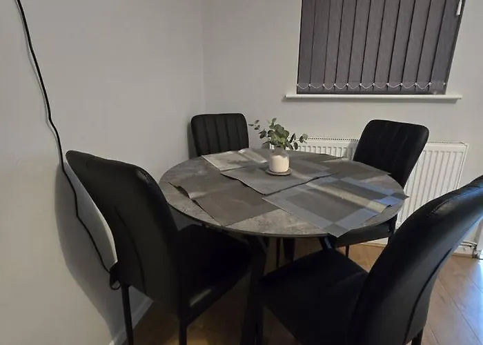 Lovely Large 3 Bedroom House *