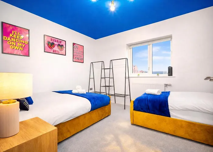 펜션 2 Bedroom House With 4 Beds, 3 Doubles & 1 Single - In Salford, 10 Mins Uber From Centre - Located In Salford Close To Old Trafford, United, Trafford Park, Salford Quays & More! With Garden & Parking - By Maevela *