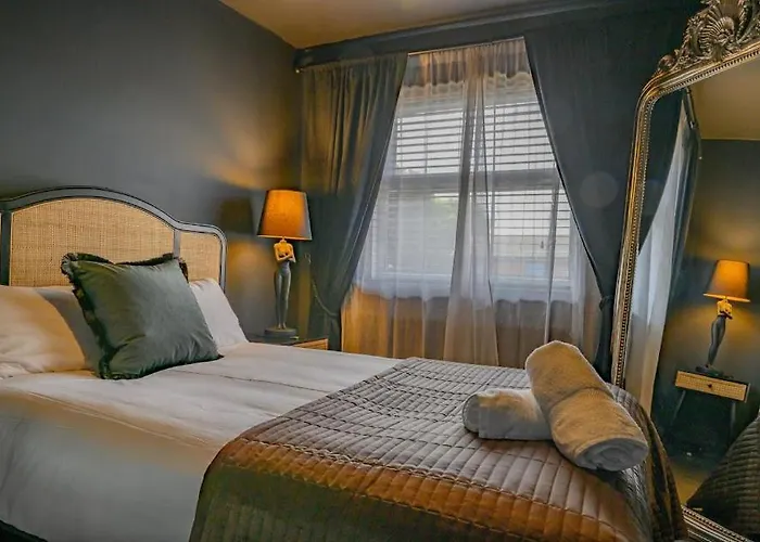 Spacious 2 Bedroom House Sleeps 4 L On-street Parking L The Cosy Corner Nationwide