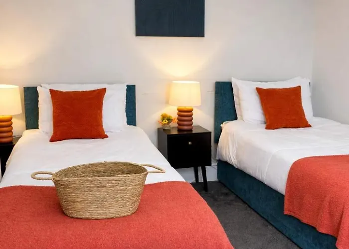 Сasa de vacaciones New Stylish 4br - Sleeps 9 - Parking