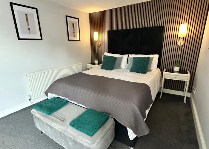 Spacious 4br House With Canal Views & Garden