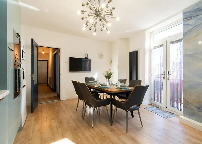 Warden Home-9 Guests-4 Bedrooms-near Etihad Stadium & Co-op Arena-100 - Near Train Station & Bus Station *