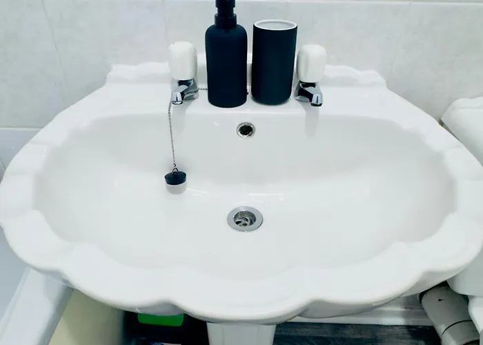 Stylish 4 Bedrome House - Free Parking Holiday home