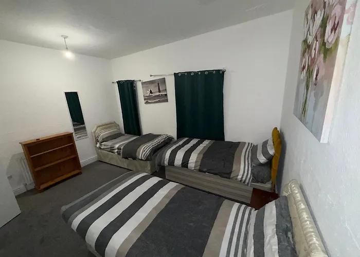 Comfortable Triple Near Center Manchester