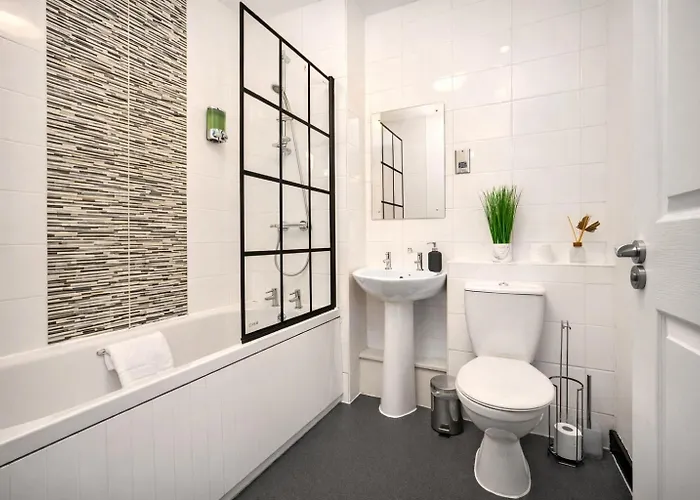 2 Bedroom House With 4 Beds, 3 Doubles & 1 Single - In Salford, 10 Mins Uber From Centre - Located In Salford Close To Old Trafford, United, Trafford Park, Salford Quays & More! With Garden & Parking - By Maevela 펜션