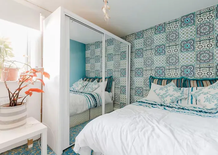 Homely Near Center- Females Preferred * Manchester