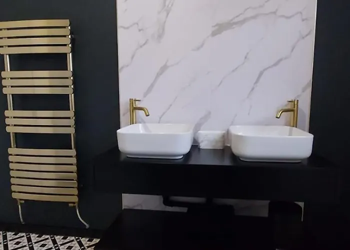 Warden Home-9 Guests-4 Bedrooms-near Etihad Stadium & Co-op Arena-100 - Near Train Station & Bus Station