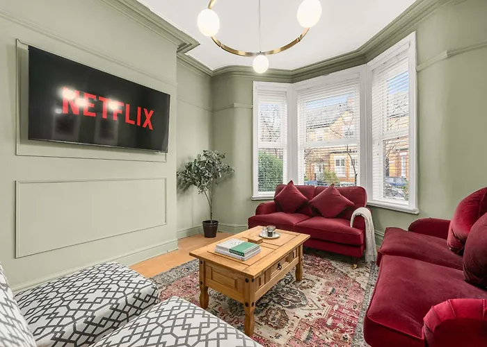 Holiday home Luxury 5 Bed 10 Min To Airport Sleeps 14 *