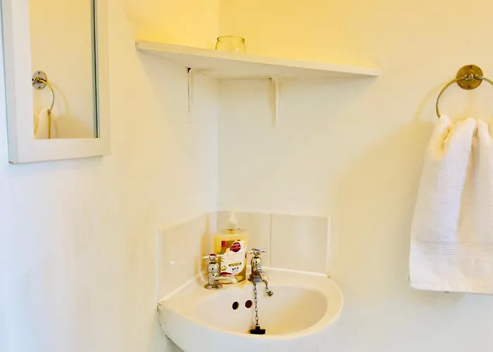 Stylish 4 Bedrome House - Free Parking