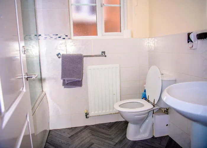 House - Sleeps 7 - Parking - 10min Drive To Centre בית נופש *