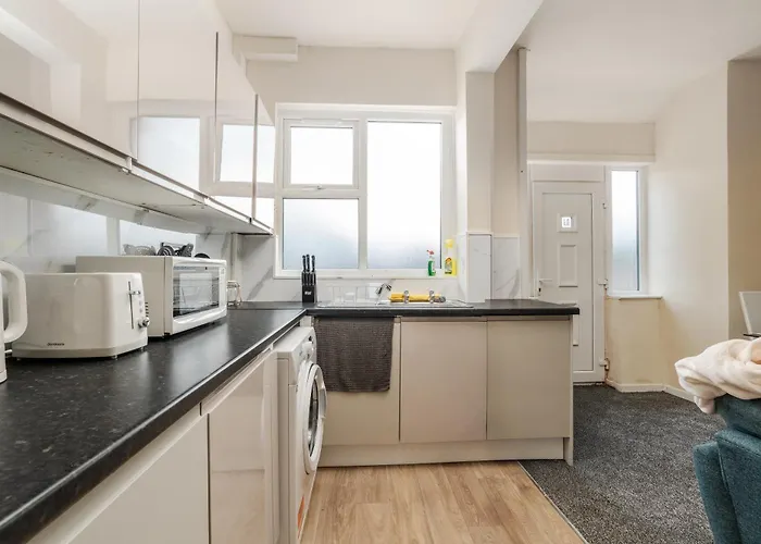 Spacious 4br Near Etihad - Free Parking - 5 Min Train Station