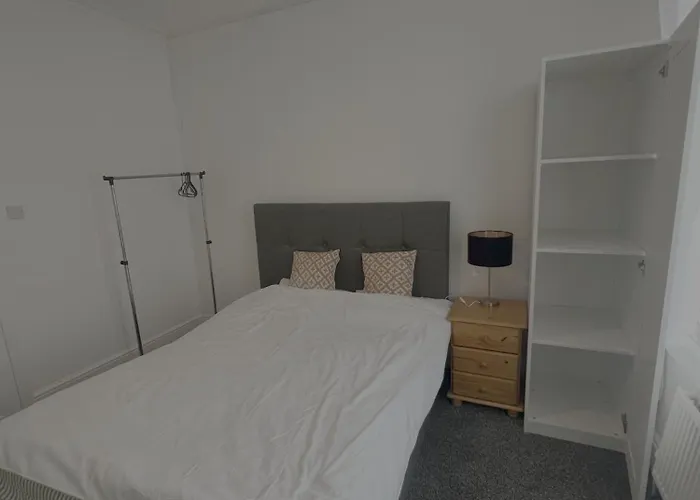 Modern For Short In Salford, Plab Samson Rum i privatbostad