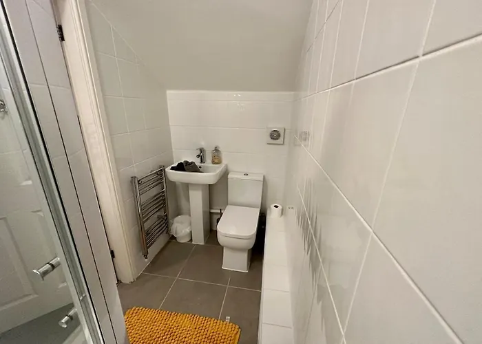 Dom wakacyjny Spacious 4br House With Canal Views & Garden