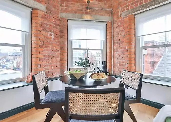 Urban Stone's Throw From Attractions * Manchester