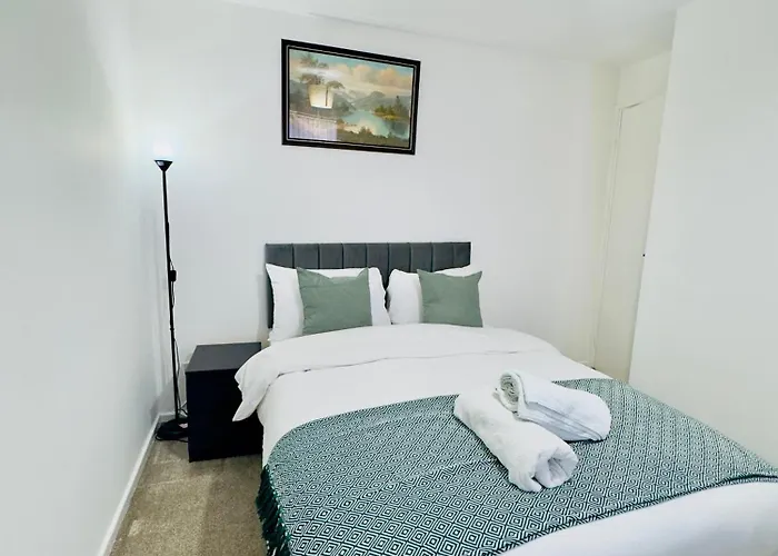 Holiday home Stylish 4 Bedrome House - Free Parking *