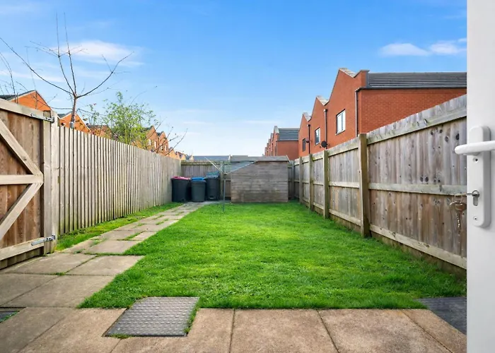 House In Salford With 4 Beds, 3 Doubles & 1 Single - In Salford, 10 Mins Uber From Centre - Nearby To Old Trafford, United, Trafford Park, Salford Quays & - Perfect For Short Or Long - With Garden & Parking