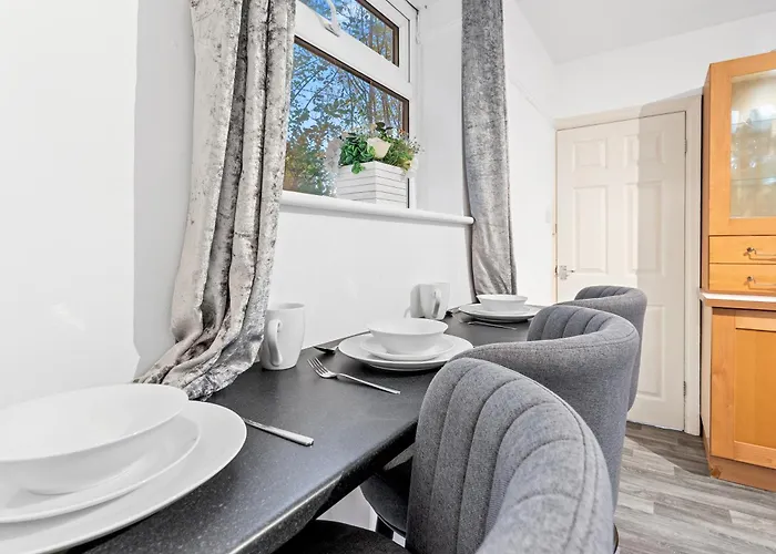 Luxury Group - - Sleeps 7 Manchester