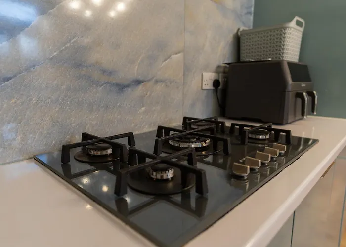 Warden Home-9 Guests-4 Bedrooms-near Etihad Stadium & Co-op Arena-100 - Near Train Station & Bus Station *