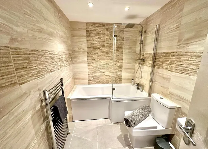 Spacious 4br House With Canal Views & Garden Manchester