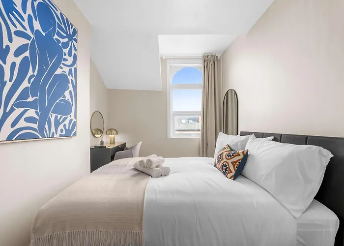 Luxury 5 Bed 10 Min To Airport Sleeps 14 *