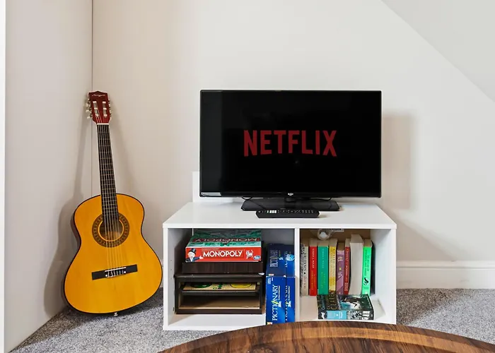 Home, Sleeps 6, Contractor Friendly, Free Parking Сasa de vacaciones *