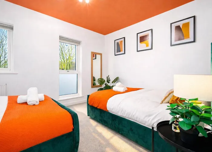 House In Salford With 4 Beds, 3 Doubles & 1 Single - In Salford, 10 Mins Uber From Centre - Nearby To Old Trafford, United, Trafford Park, Salford Quays & - Perfect For Short Or Long - With Garden & Parking * Manchester