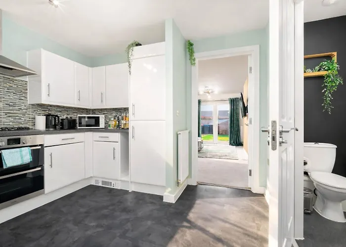 2 Bedroom House With 4 Beds, 3 Doubles & 1 Single - In Salford, 10 Mins Uber From Centre - Located In Salford Close To Old Trafford, United, Trafford Park, Salford Quays & More! With Garden & Parking - By Maevela * Mánchester