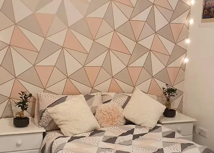 Kwatera prywatna Homely Near Center- Females Preferred