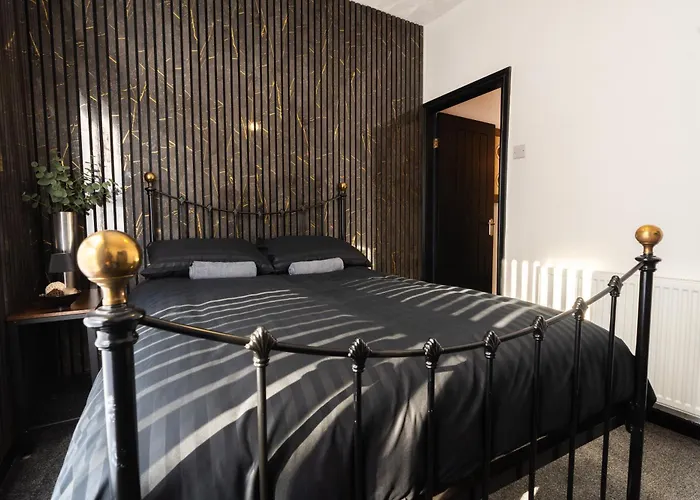 Warden Home-9 Guests-4 Bedrooms-near Etihad Stadium & Co-op Arena-100 - Near Train Station & Bus Station Сasa de vacaciones *