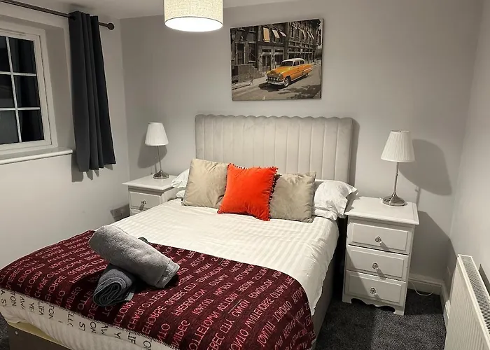 Spacious 4br House With Canal Views & Garden *