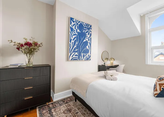 Luxury 5 Bed 10 Min To Airport Sleeps 14