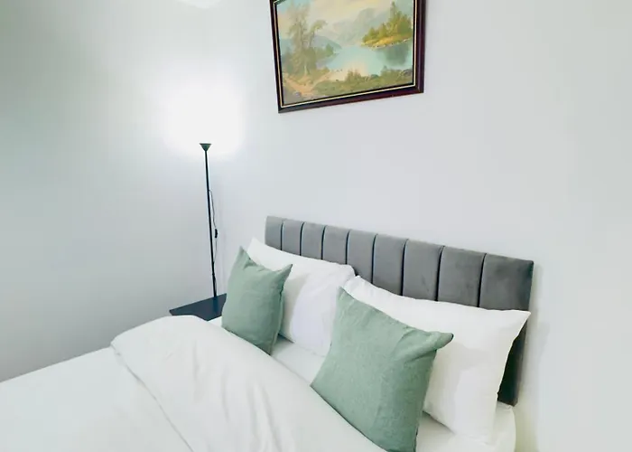 Stylish 4 Bedrome House - Free Parking Holiday home *