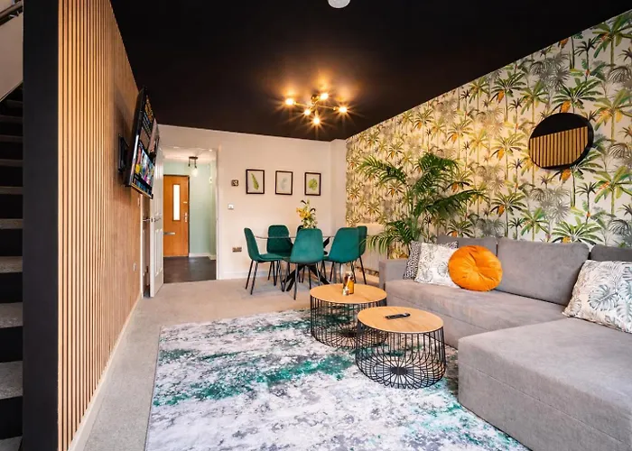 House In Salford With 4 Beds, 3 Doubles & 1 Single - In Salford, 10 Mins Uber From Centre - Nearby To Old Trafford, United, Trafford Park, Salford Quays & - Perfect For Short Or Long - With Garden & Parking Manchester