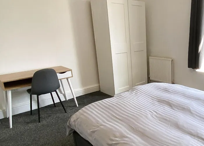 Guest house Huge Modern To In Salford Samson Plab *