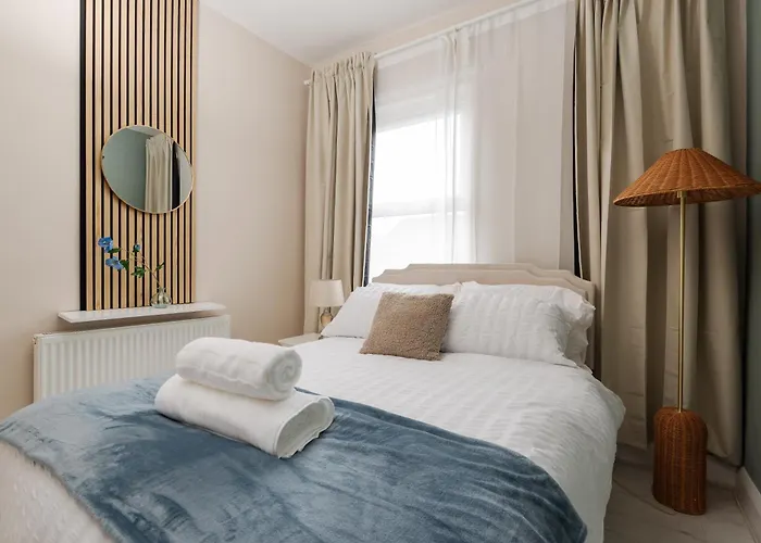 Holiday home 2br Cozy Retreat - Pool Table - Wifi - Sleeps 7 *