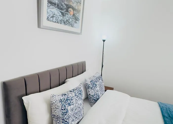 Stylish 4 Bedrome House - Free Parking Сasa de vacaciones