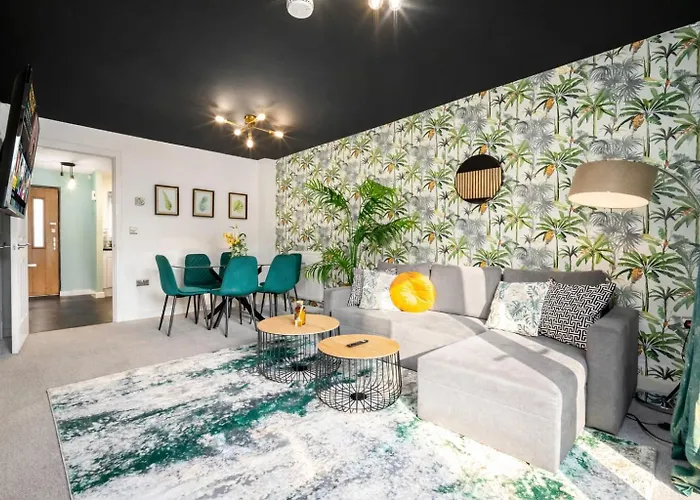 Semesterbostad House In Salford With 4 Beds, 3 Doubles & 1 Single - In Salford, 10 Mins Uber From Centre - Nearby To Old Trafford, United, Trafford Park, Salford Quays & - Perfect For Short Or Long - With Garden & Parking *