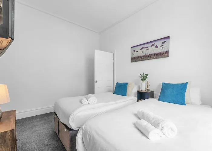 Group - Access To Central, Coop, Etihad بيت للعطل *