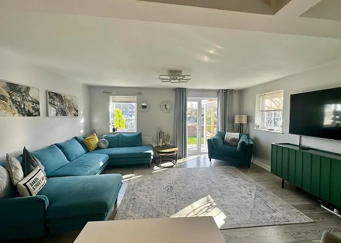 Spacious 4br House With Canal Views & Garden Dom wakacyjny *