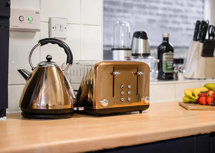 Luxury 5 Bed 10 Min To Airport Sleeps 14 Vakantiehuis