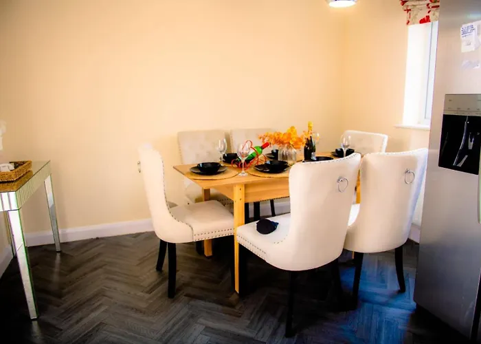 House - Sleeps 7 - Parking - 10min Drive To Centre Semesterbostad