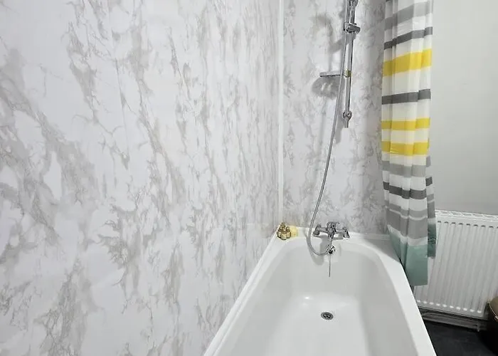 Lovely Large 3 Bedroom House 曼彻斯特