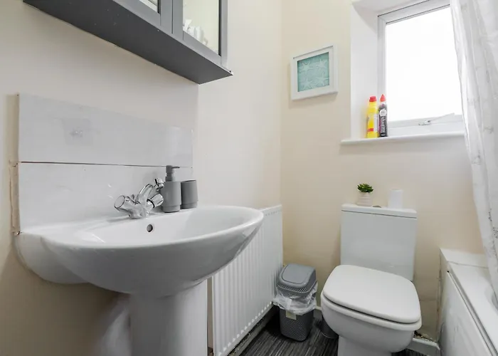 Spacious 4Br Home Near Etihad - Free Parking - 5 Min Train Station