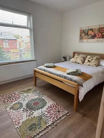 Stylish Didsbury House 펜션