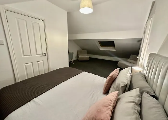 Dom wakacyjny Spacious 4br House With Canal Views & Garden *