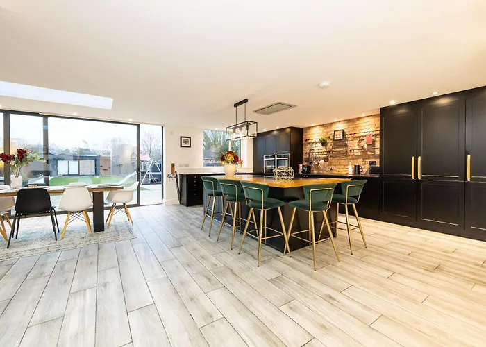 Сasa de vacaciones Stunning Family With Hot Tub In Worsley